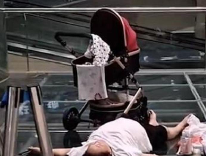 空调的诱惑!几名大妈齐聚商场“避暑”,脱鞋躺平无视路人目光休闲区蓝鸢梦想 - Www.slyday.coM 空调的诱惑!几名大妈齐聚商场“避暑”,脱鞋躺平无视路人目光休闲区蓝鸢梦想 - Www.slyday.coM