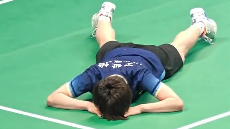 王祉怡夺冠趴地大哭！韩媒嘲讽：打安洗莹7连败 世界第二冠军太少