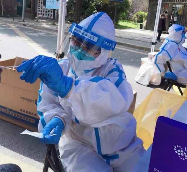 去做核酸的居民“误扫”成了志愿者?半天下来,这双手让人心疼休闲区蓝鸢梦想 - Www.slyday.coM 去做核酸的居民“误扫”成了志愿者?半天下来,这双手让人心疼休闲区蓝鸢梦想 - Www.slyday.coM