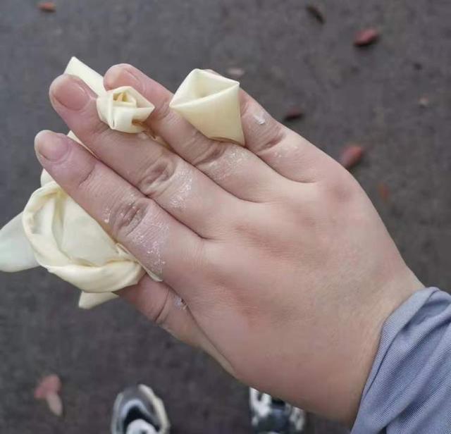 去做核酸的居民“误扫”成了志愿者?半天下来,这双手让人心疼休闲区蓝鸢梦想 - Www.slyday.coM 去做核酸的居民“误扫”成了志愿者?半天下来,这双手让人心疼休闲区蓝鸢梦想 - Www.slyday.coM