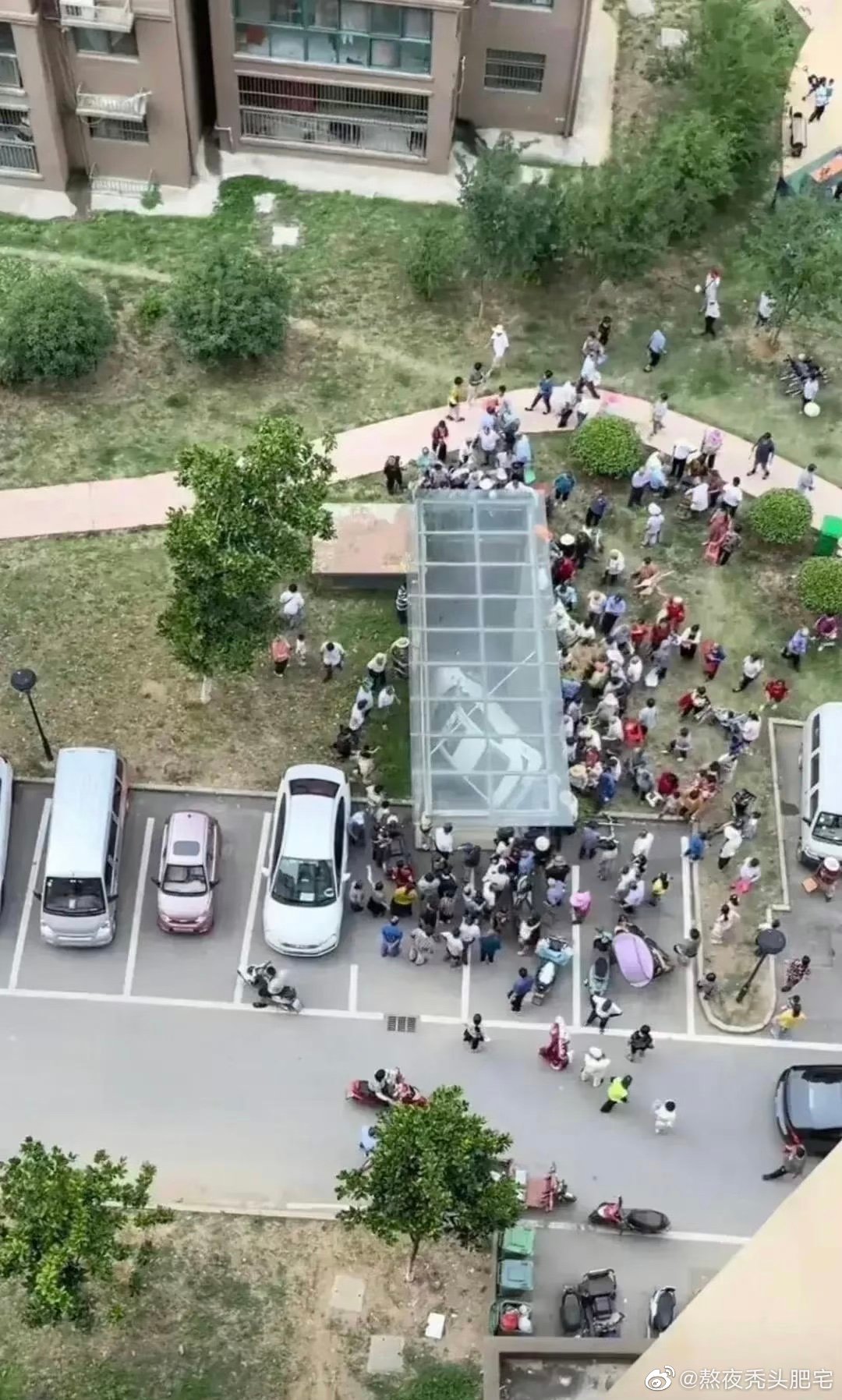 现在全小区都知道，你买了一台白色的新车了