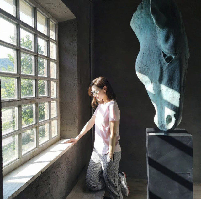 李嘉欣晒全家福,九岁儿子对嘴亲吻许晋亨,身后庄园豪宅奢华抢镜