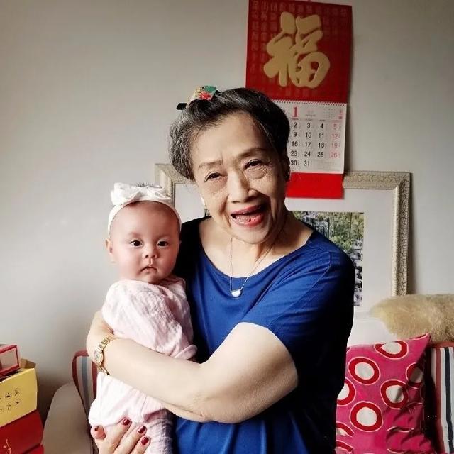“东方夜莺”朱逢博:用一封信倒追施鸿鄂,丈夫离世后她独自坚强