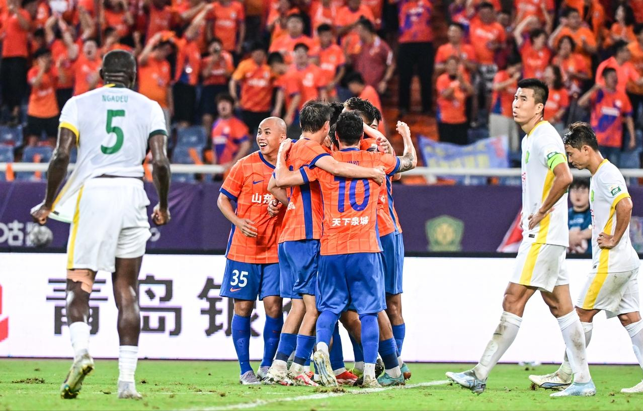 从门外追到电梯！国安核心与球迷冲突，事后重新见面，相互道歉