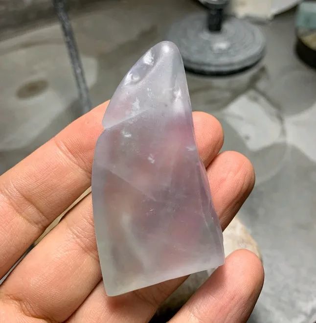 高冰春带彩翡翠明料,借玉雕师妙手化身,看到作品后赞不绝口!