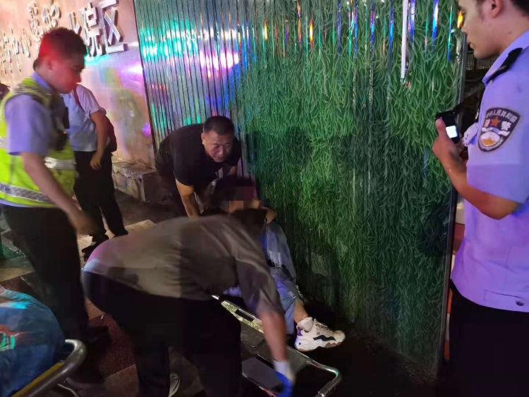 深夜,女孩喝药轻生被交警救下休闲区蓝鸢梦想 - Www.slyday.coM 深夜,女孩喝药轻生被交警救下休闲区蓝鸢梦想 - Www.slyday.coM