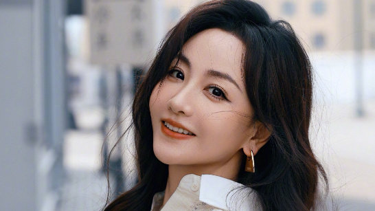 杨蓉庆祝43岁生日，展现自信魅力与友谊真谛