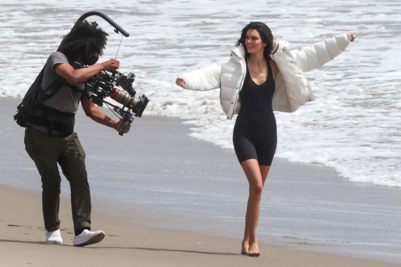 Kendall身材,kendalljenner 在马里布为品牌alo yoga 拍摄广告大片的肯豆kendall