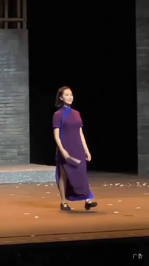 朱茵在话剧《驴得水》中一袭旗袍，真的每一步都踩在心尖上!