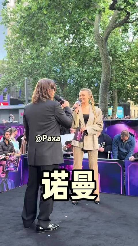 粉丝获诺曼瑞杜斯签名合影，助理贴心维护秩序