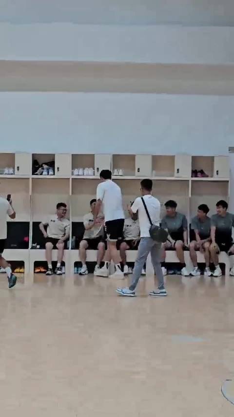 果然视频｜杨瀚森返回青岛，与主帅刘维伟和老队友热情相拥