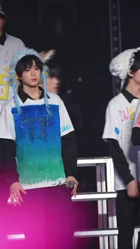 一下子就撞到怀里了，是在演偶像剧吧