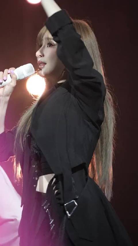 王心凌一句山顶的朋友 台下观众心都要化了吧