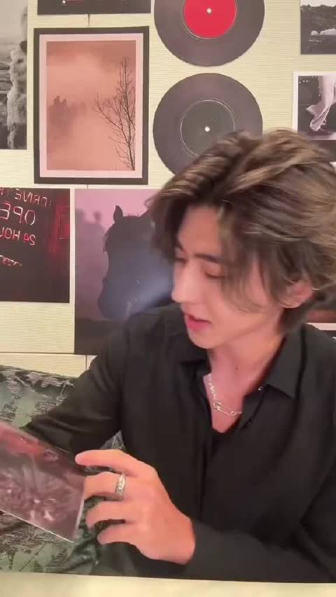 蔡徐坤新专KUN发布，粉丝热议表情包事件