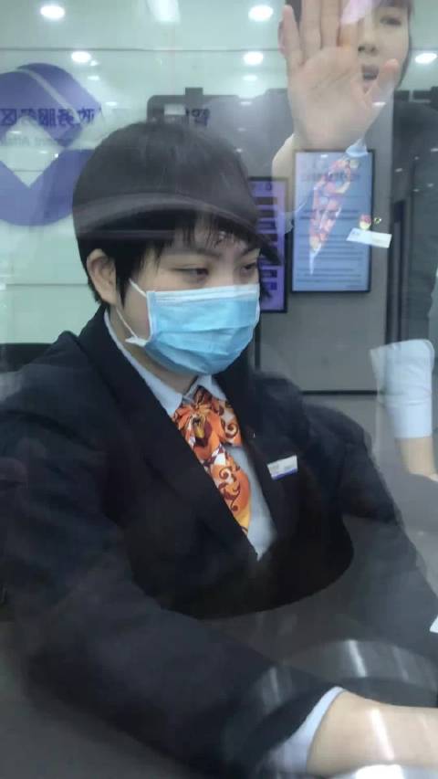 大妈十元定期存款到期取款遇阻，银行称大额需预约