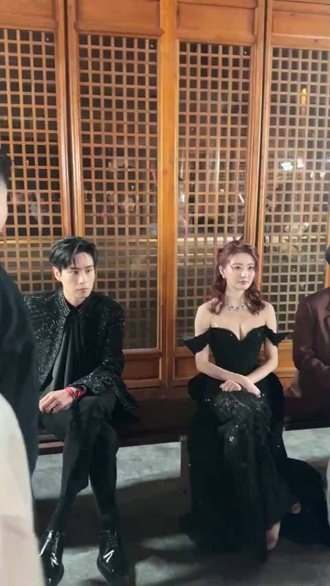 徐璐时装周第二套造型 璐璐今晚太美了