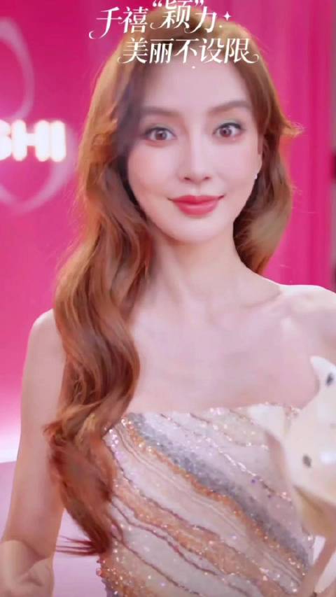 女孩收集镜头签名引关注