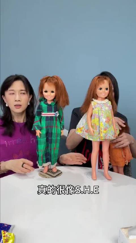 【加更】曲老师收藏的“S.H.E组合”娃娃 正片在@papi酱 papi热烈欢迎 papi酱  曲家瑞