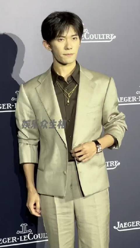 西装造型亮相活动红毯这状态如何