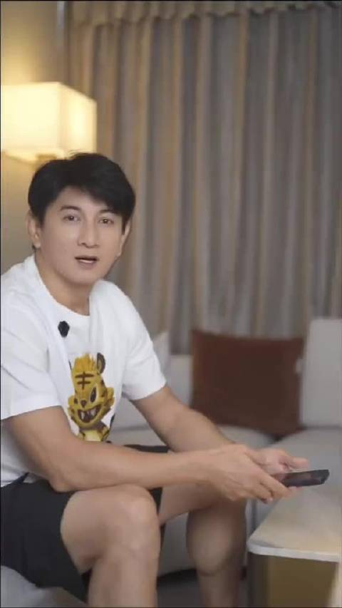 “抖音新人”吴奇隆报道！老花眼镜已戴好，弹幕可以发起来了