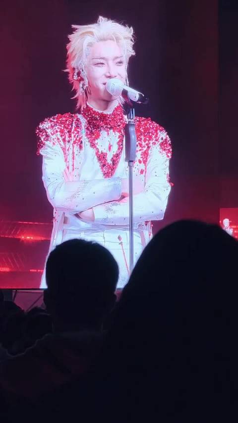 华晨宇被蜉蝣舞美大屏中没穿衣服的自己震撼害羞