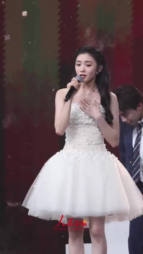 演员在上带来歌曲表演《小幸运》