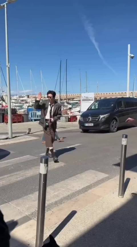 大哥，你拍其他狗，呆米不会吃醋吗