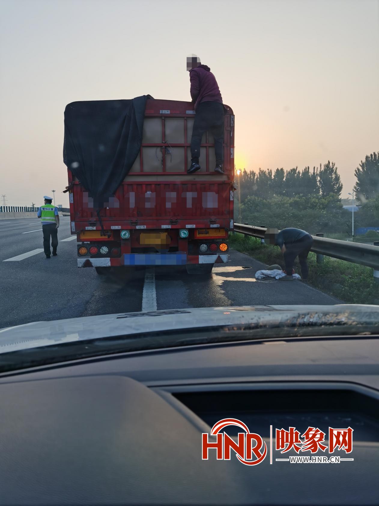 货车司机高速路过家门口停车卸特产 高速交警立即叫停并处罚休闲区蓝鸢梦想 - Www.slyday.coM 货车司机高速路过家门口停车卸特产 高速交警立即叫停并处罚休闲区蓝鸢梦想 - Www.slyday.coM