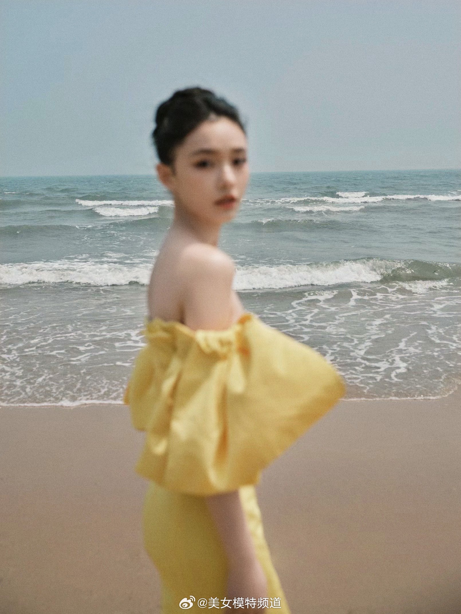 林允海滩美拍黄色抹胸裙浪漫甜美