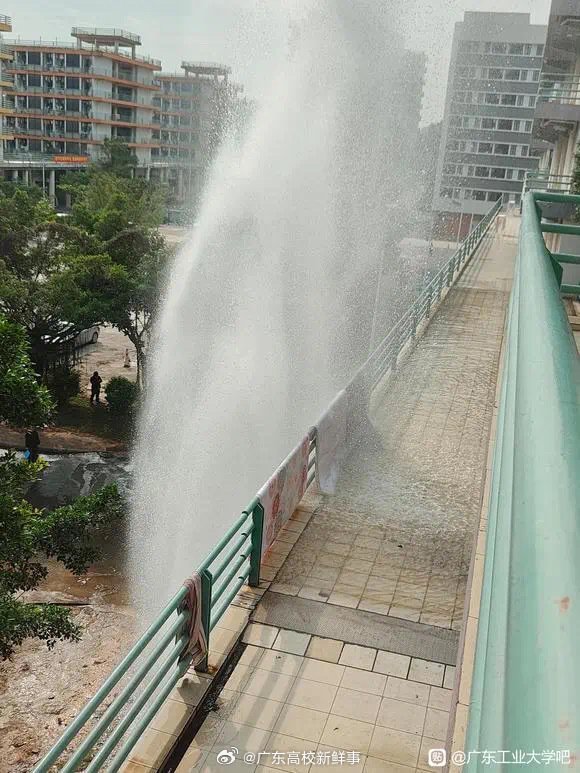 近日，生活区西区一水管爆裂，现场扬起巨大水花如同喷泉！