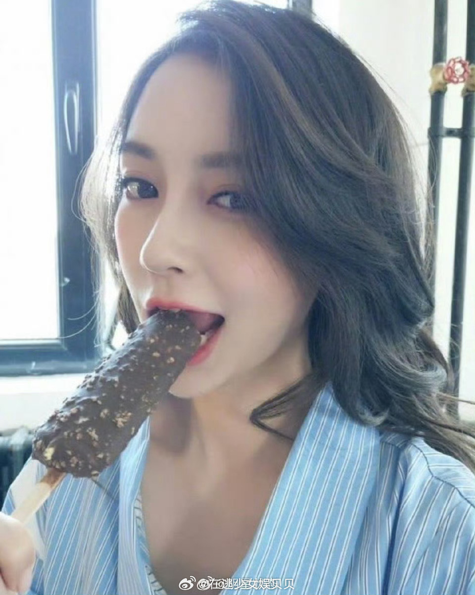 杨颖吃雪糕的嘴形应该没少练吧