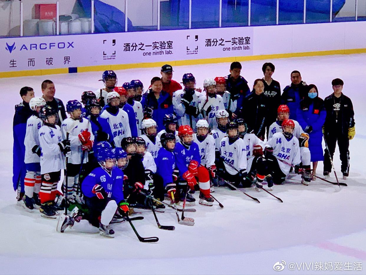 有不少家长问我：是不是孩子越早学越好❓到底孩子多大学冰球合适？