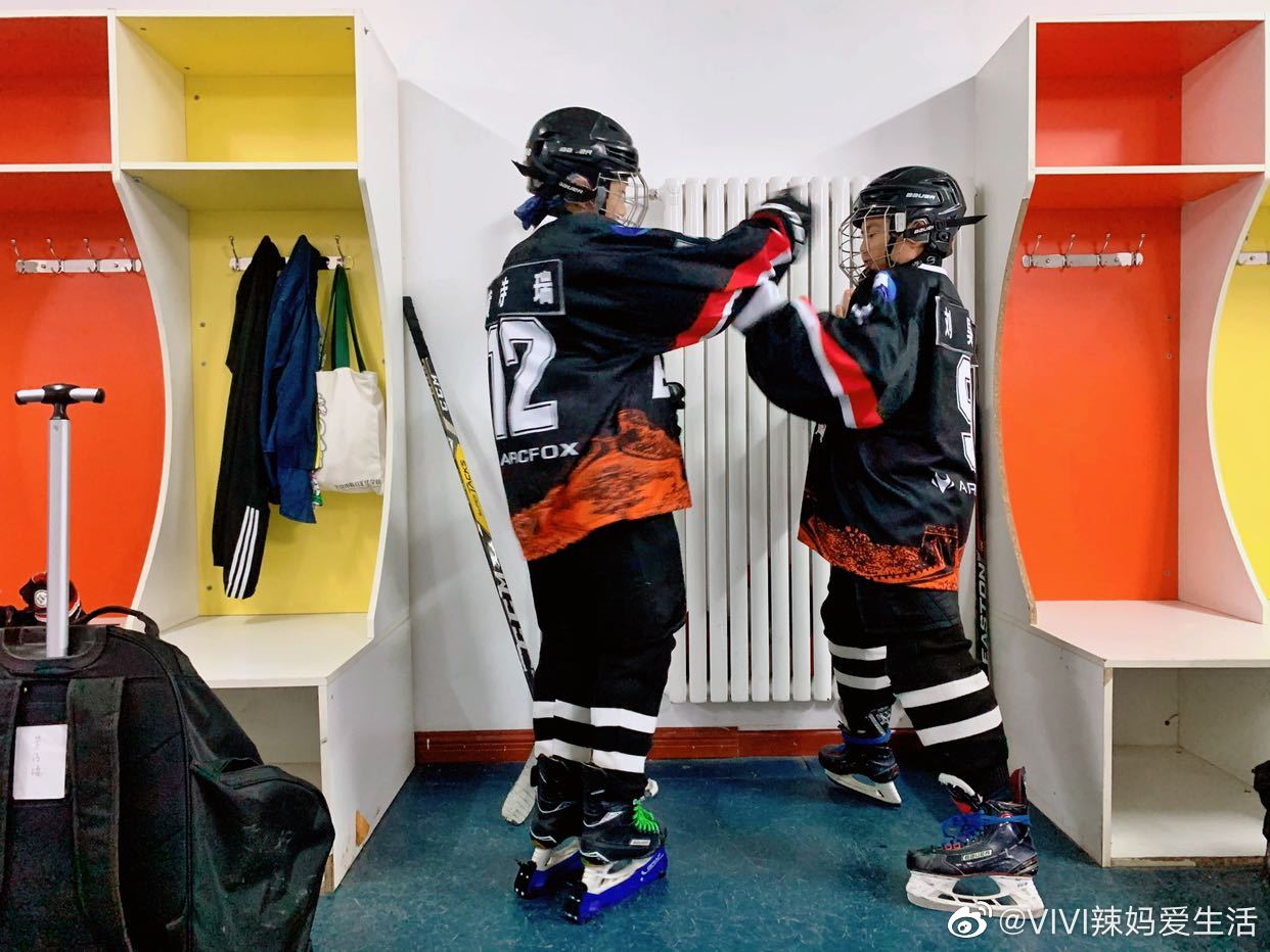 有不少家长问我：是不是孩子越早学越好❓到底孩子多大学冰球合适？