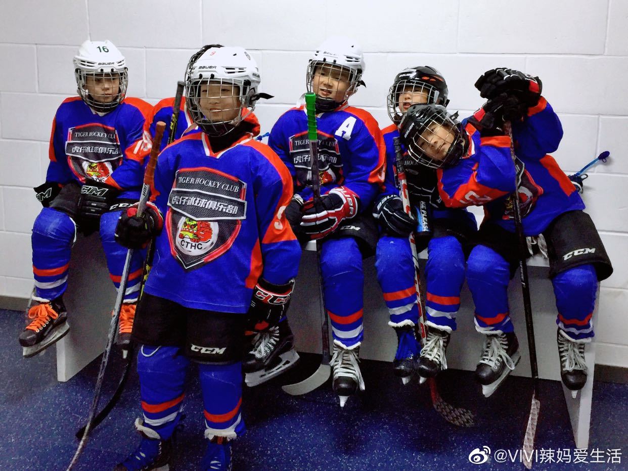 有不少家长问我：是不是孩子越早学越好❓到底孩子多大学冰球合适？