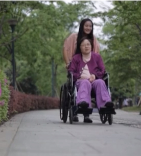 一场车祸导致父亲离世,12岁女孩扛起家庭重任,照顾瘫痪母亲21年休闲区蓝鸢梦想 - Www.slyday.coM 一场车祸导致父亲离世,12岁女孩扛起家庭重任,照顾瘫痪母亲21年休闲区蓝鸢梦想 - Www.slyday.coM