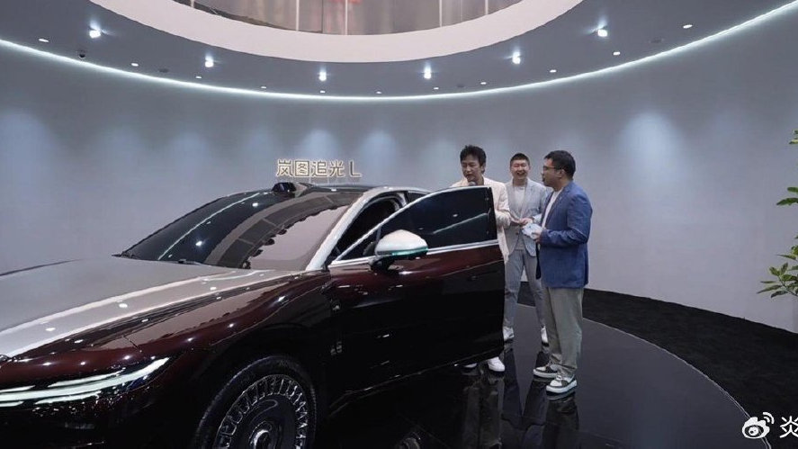 邓超现场下定追光L，一次车展狂买两台岚图！