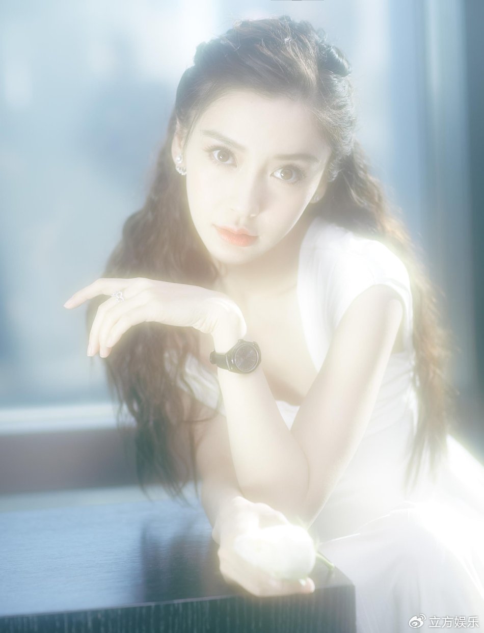 angelababy写真朦胧梦幻 一袭白裙温柔清新