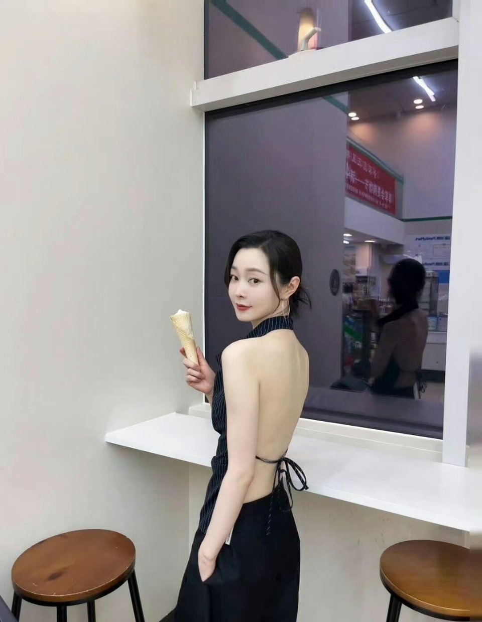 宋轶好喜欢穿露背装，不得不说背太美了又白又薄