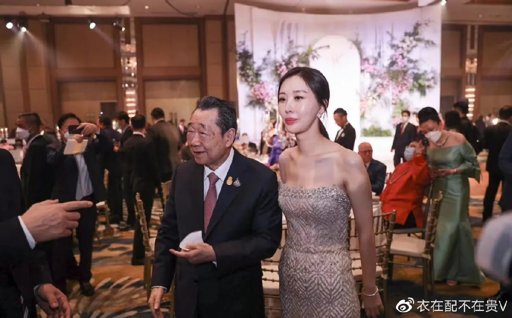 王石娇妻美到国外去了，出席<a href=