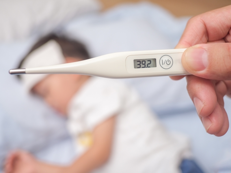 然而,要判定宝宝是否发烧,还是要先排除外部因素,搭配使用温度计测量