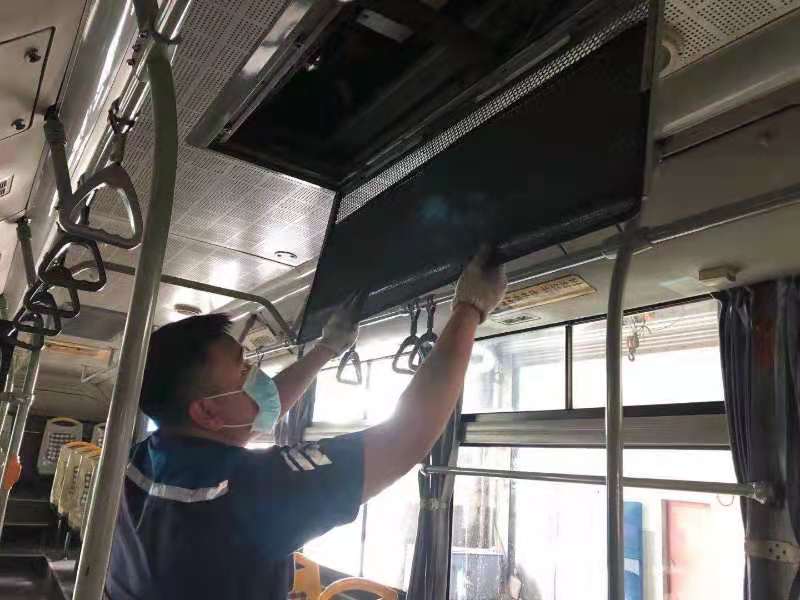 赶在开学前，近千辆公交车空调机新风系统清洗保养工作即将完成