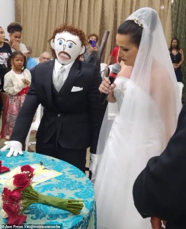 巴西女子与布娃娃结婚一年并“生子”后,声称丈夫出轨两人分居了休闲区蓝鸢梦想 - Www.slyday.coM 巴西女子与布娃娃结婚一年并“生子”后,声称丈夫出轨两人分居了休闲区蓝鸢梦想 - Www.slyday.coM