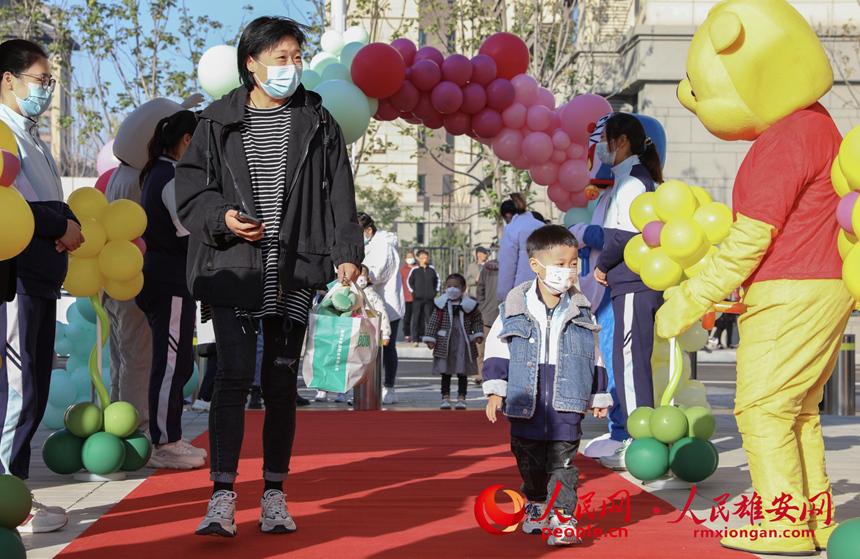 组图丨第一批小朋友已入园！雄安容西3所幼儿园今日开学(图1)