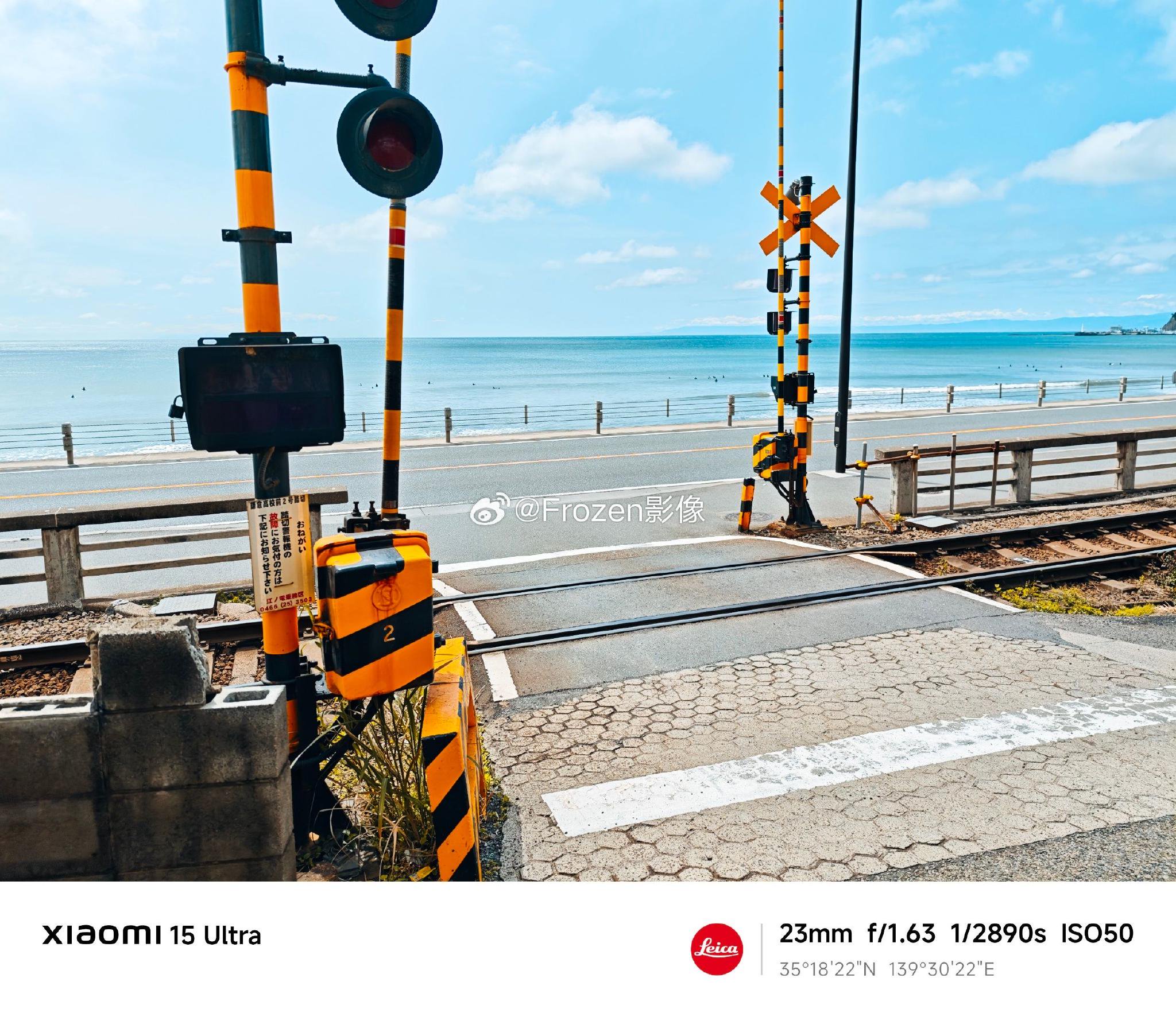 站在镰仓高校前，电车驶过的瞬间，仿佛回到《灌篮高手》的热血青春！