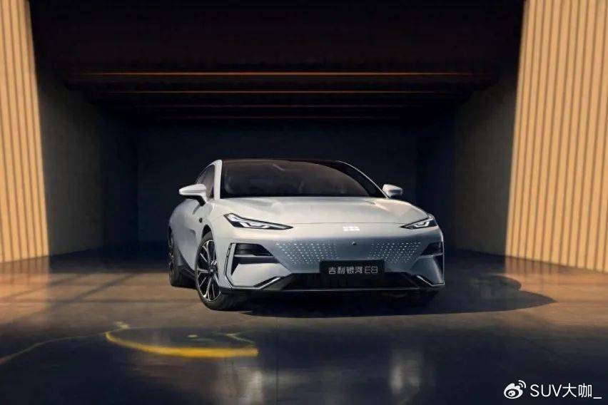 定位中大型車,卻不到18萬起售,銀河E8對比漢EV