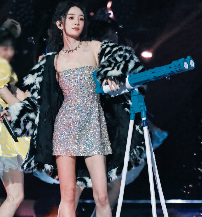 跨年晚会八大热搜:程潇“假唱”,薛之谦唱得太难听,何炅又哭了休闲区蓝鸢梦想 - Www.slyday.coM 跨年晚会八大热搜:程潇“假唱”,薛之谦唱得太难听,何炅又哭了休闲区蓝鸢梦想 - Www.slyday.coM