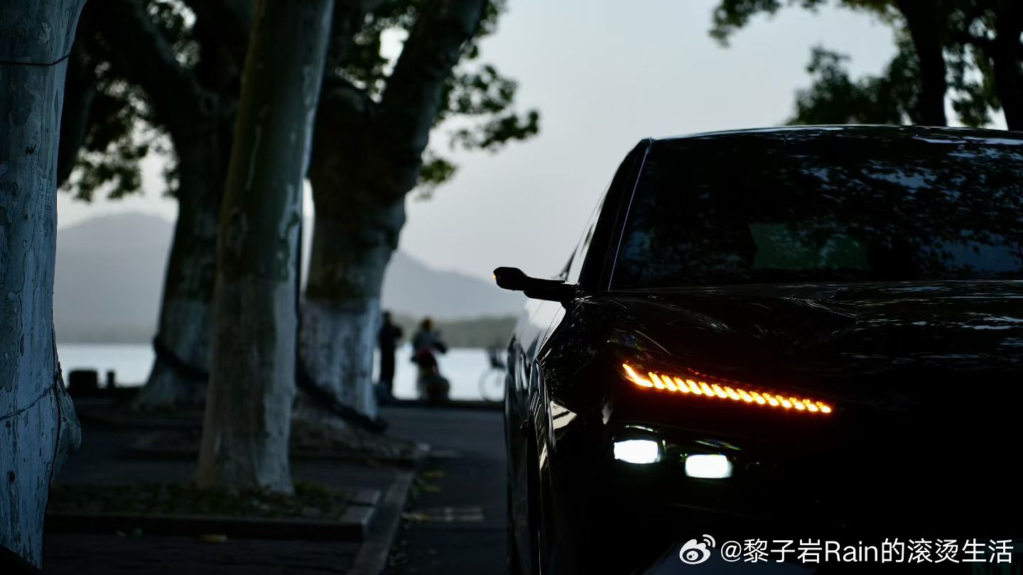 西湖至钱江世纪城，三人共创莲花跑车影像