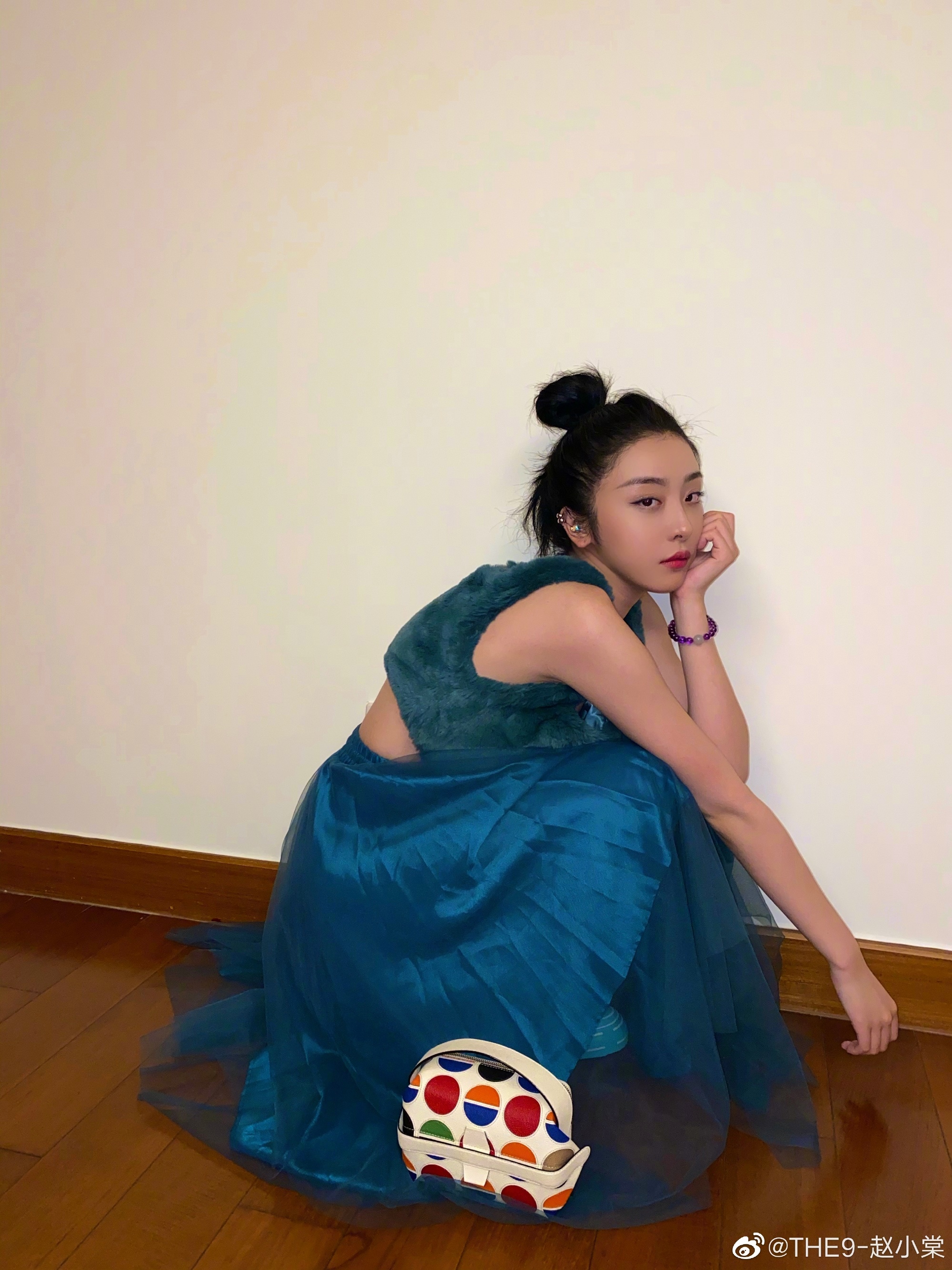 赵小棠今日份营业写真照绿色背心上衣搭配长裙丸子头