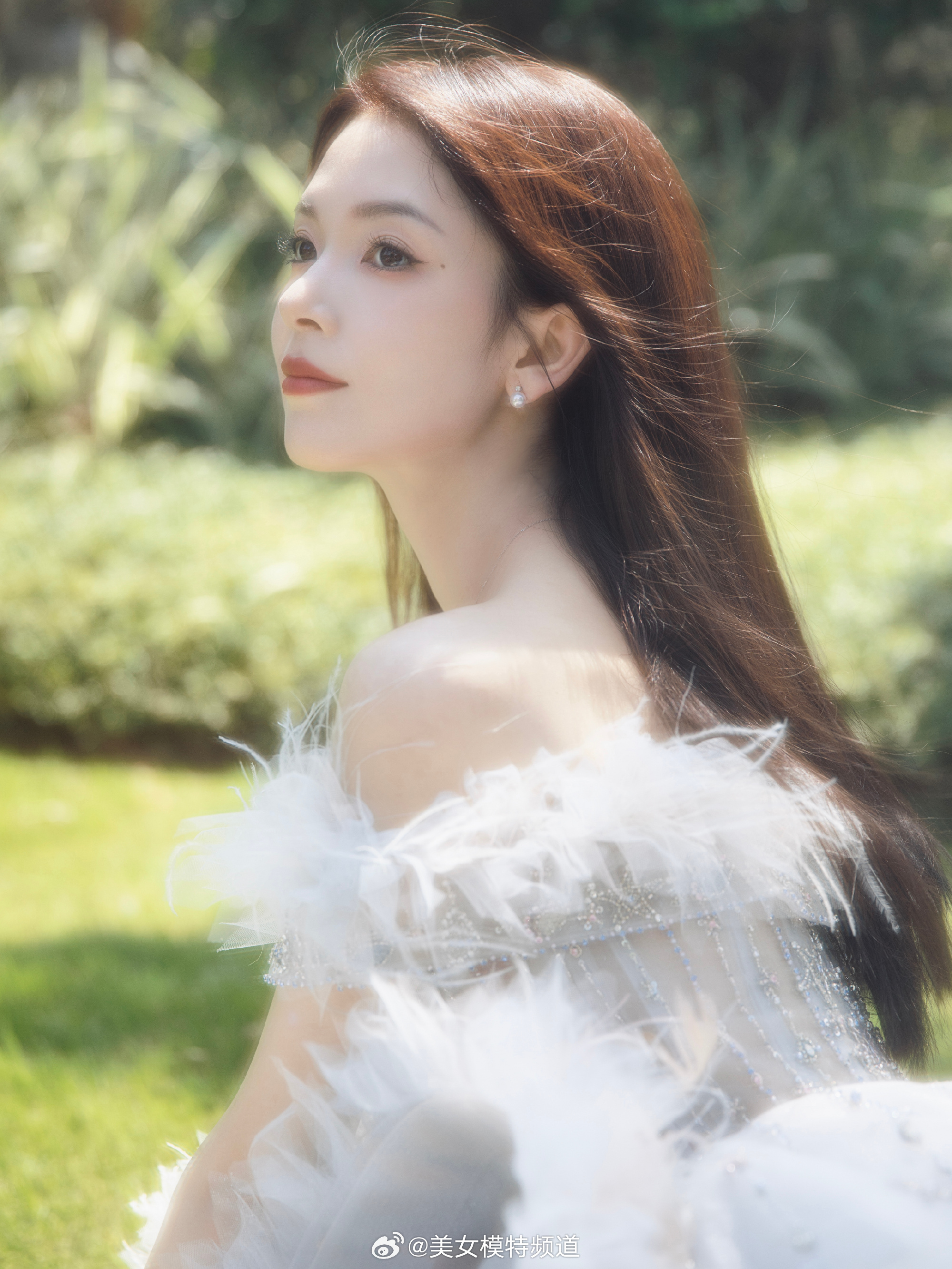 陈瑶幻纱星月羽毛裙造型大片