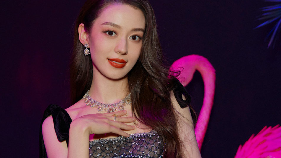 吉娜身着黑色吊带裙，大秀纤细肩颈线条